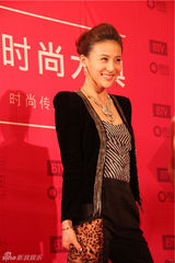 组图：贾青时尚盛典剑走偏锋 酷帅亮相闪耀红毯