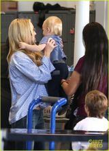 组图：凯特哈德森携子机场现身 小儿子叼奶嘴可爱