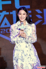 组图：张馨予镂空花裙亮相 笑容满面心情好