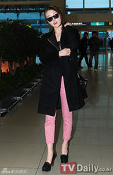 组图：韩星苏怡贤机场亮相黑衣粉裤潮味尽显