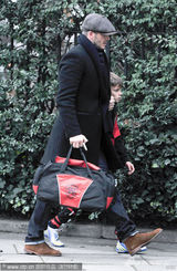 组图：贝克汉姆英伦范帅气 紧牵儿子叮嘱不断