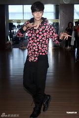 组图：罗志祥练就完美六块肌 与师奶共舞暖身个唱