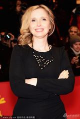 组图：《爱在午夜降临前》首映 伊桑搂朱丽搞怪