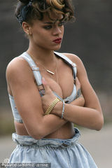 组图：蕾哈娜穿比基尼拍摄mv 扮叛逆少女街头狂奔