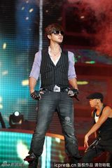 组图：谢霆锋献唱演唱会 蔡依林露胸垫上下走光