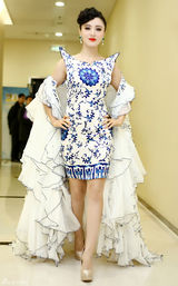 组图：陈廷嘉京城派对穿越青花装性感秀风姿