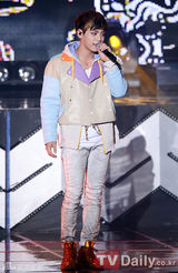 组图：韩团SHINee新专辑回归首唱疯狂火爆