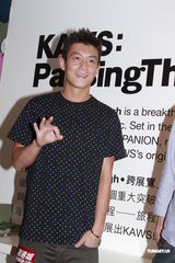 组图：陈冠希助阵好友Kaws新书签售会