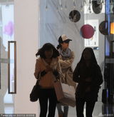 组图：田朴珺裹宽松大衣深夜逛街 买平价面膜