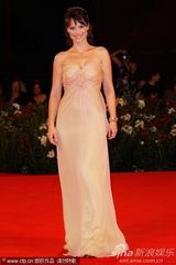 组图：《浮士德》威尼斯首映 女星素洁长裙高雅