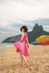 组图：海清沙滩沐浴阳光 裙舞飞扬变微笑女神