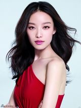 组图：倪妮红白玫瑰裸妆写真 清新魅惑展可塑性