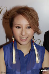 组图：周迅现身扮小女人 与赵薇传不和只当玩笑