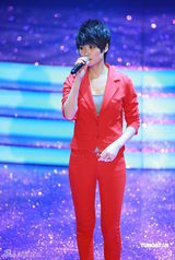 幻灯：香港金像奖现场 李宇春红衣深情献唱