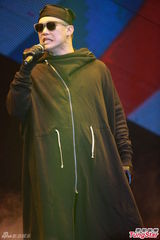 组图：陈奕迅黑斗篷装亮相叱咤 黑布蒙头无厘头