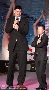 组图：周立波与妻子亲密耳语 杨澜吴征秀恩爱