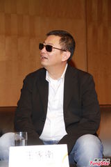 组图：王家卫55岁生日 携爱妻书展办讲座