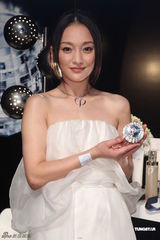 组图：周迅纯白裙出席活动 形象脱尘气质清新