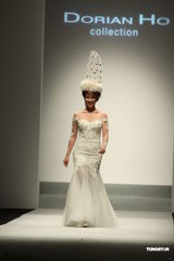 组图：李玟再穿婚纱走秀获献吻 王后造型压轴出场