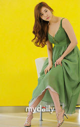 组图：韩星具智成写真集发布会 披肩长发明艳动人