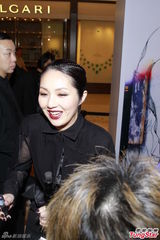 组图：杨千嬅开叉露背再走性感风 为爱子学省钱