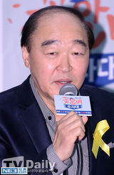 组图：SJ希澈扶仨爷爷宣传新剧 梳油头演帅警察