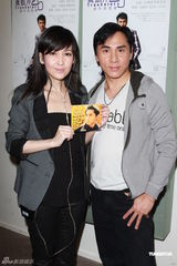 组图：周慧敏助阵黄凯芹个唱 曝对方不会用手机