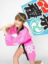 组图：佐佐木希玩变装秀 穿旗袍抱熊猫