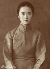 组图：孙梅竞藏服写真曝光 圣洁纯净宛若油画