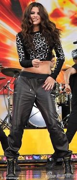 组图：赛琳娜做客《早安美国》 卖力献唱秀腹肌