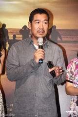 组图：张国立宣传《原乡》 与女演员避嫌