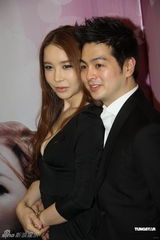 组图：变性美女河莉秀抵沪度花果婚大秀“事业线”