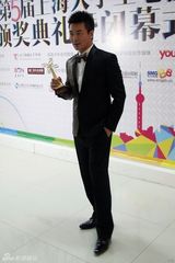 组图：吴樾获最佳男主角 豹纹西装红毯抢镜