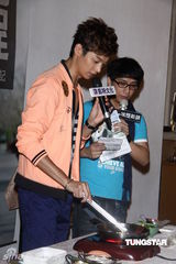 组图：辰亦儒举办新书发表会 展示厨艺秀事业线