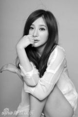 幻灯图集：熊乃瑾黑白写真 演绎80后纯净心情