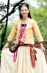 组图：刘思彤拍古装写真 灵动娇俏展露无遗