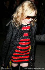 幻灯组图：麦当娜和小男友外出 条纹裙显年轻