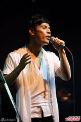 组图：李泰祥骤逝 弟子陈永龙献唱悼念