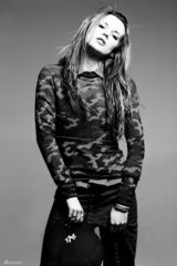 组图：迪士尼美少女登杂志 萝莉成年大秀好身材