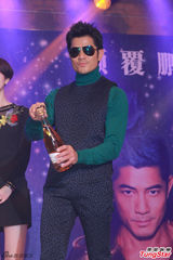 组图：郭富城斑点装亮相 墨镜遮面尽显型男范