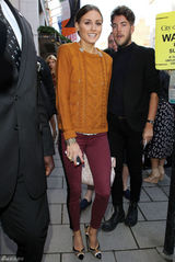 组图：奥利维亚-巴勒莫伦敦看秀 毛衣搭长裤