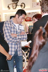 组图：袁彩云将产女 方中信愿尽好爸爸责任