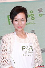 组图：司马燕同丈夫儿子参加活动 烹制美食