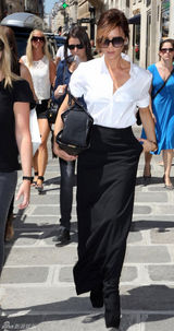 组图：维多利亚带儿子游玩 小潮男星样十足