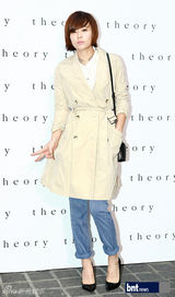 组图：少时秀英与金来沅等出席名品开业礼