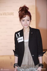 组图：文咏珊清爽亮相时装展 黄耀明展留须造型