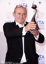 组图：英国家电视奖星光璀璨 蕾丝爆乳风情万种