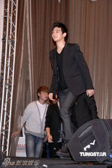 组图：SHINee抵台会粉丝 记者会破冰雕庆功