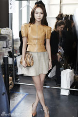 组图：王珞丹皮衣亮相纽约秀场 笑揽绯闻女孩