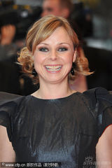 幻灯图集：电影《一家人》首映 导演佩妮莱蓝裙亮眼